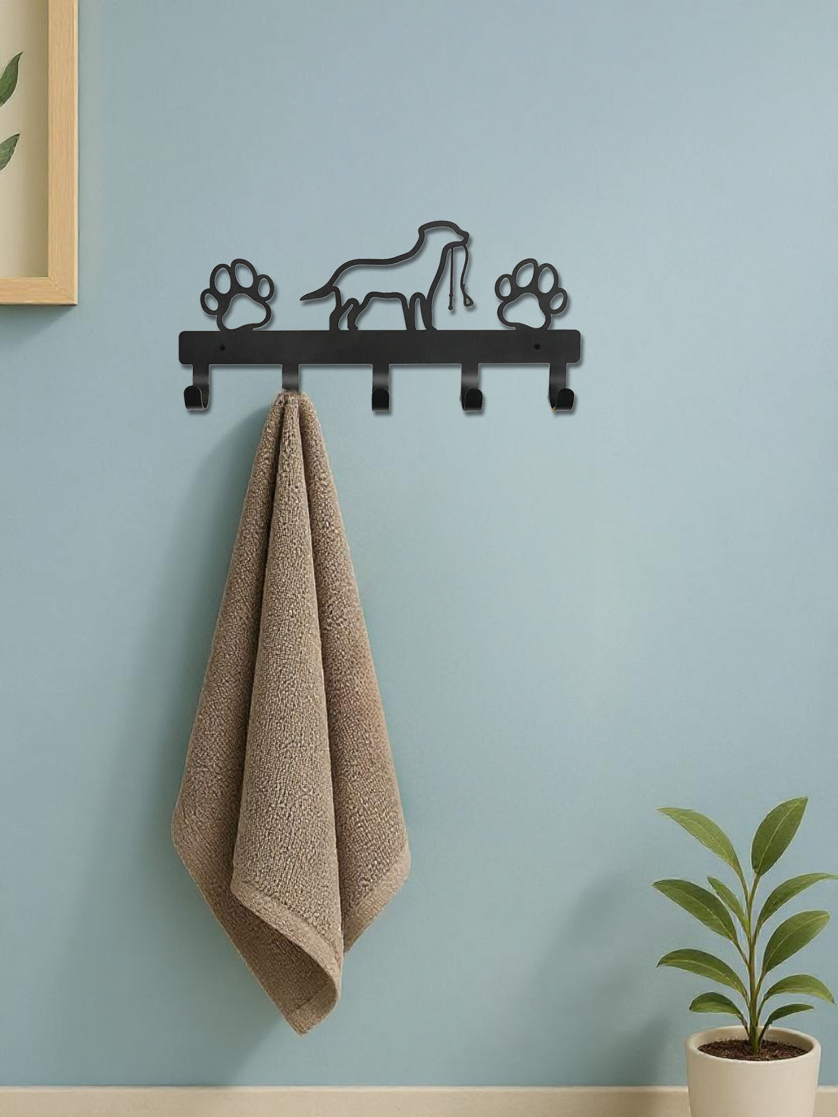 wall-mounted metal key holder with hooks